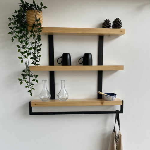 Wandregal Nykøbing mit 3 Regalböden Natur/Schwarz [en.casa]